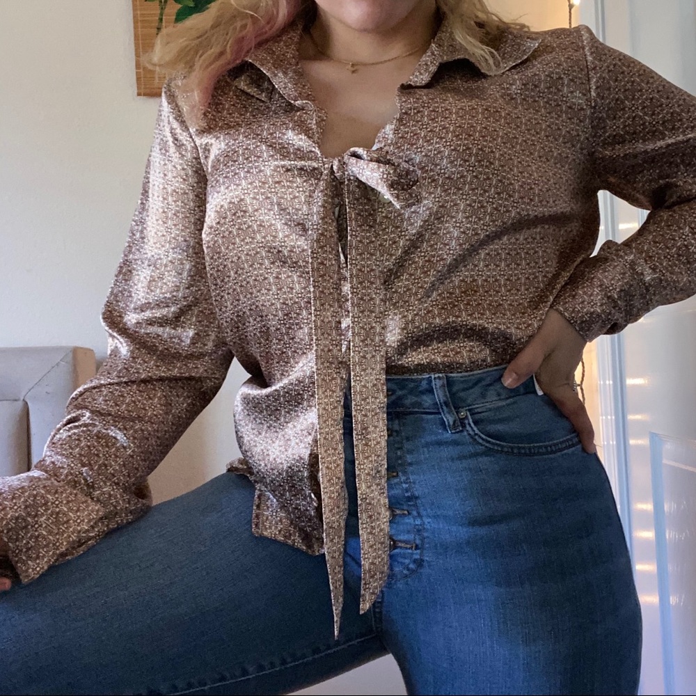 Apostrophe Vintage Satin Button-Up - Picture 4 of 5